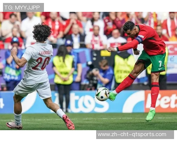 C罗在绿茵场上的精彩瞬间展现足球之王的风采与激情